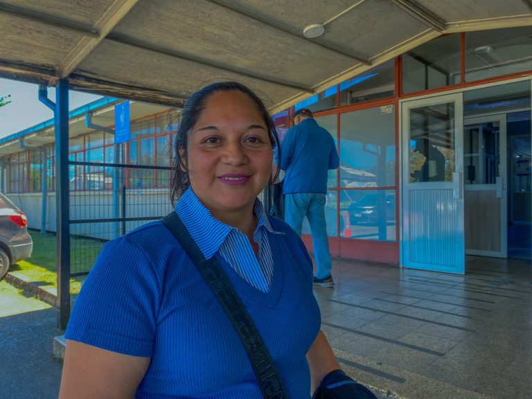 Madre de Bryan Antilao (15) para ortodoncia, que tras 7 años de espera, tuvo su primer control