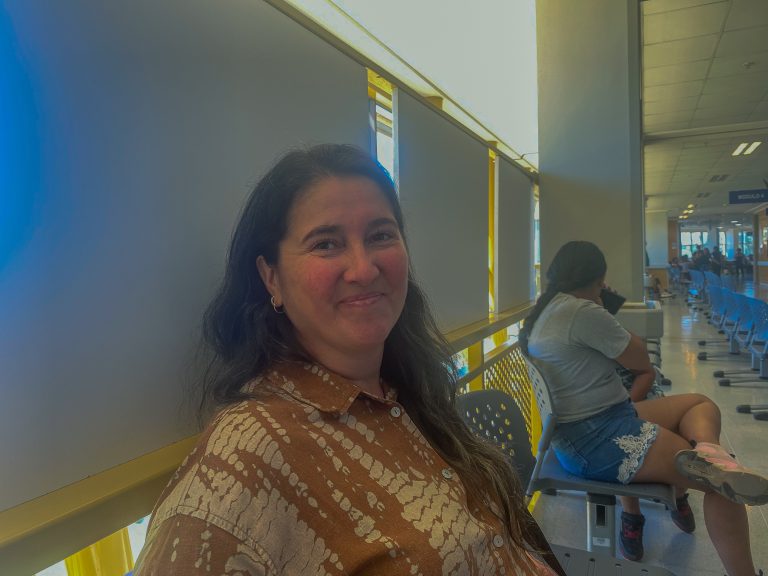 Ximena Silva, residente de Comuy que viene por su hijo (18) que esperó 6 años para ortodoncia