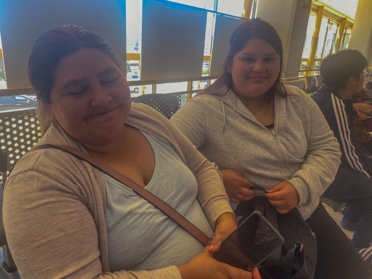 Evelyn Huaquimilla, viene con su hija al segundo control de ortodoncia, por el que esperó 8 años