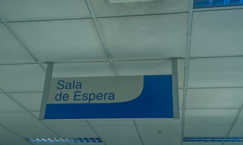 La sala de espera del recinto alberga distintas realidades que esperan su atención